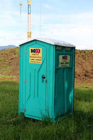 Mobilne toalety – nowoczesne rozwiązanie czy niepotrzebna komplikacja?