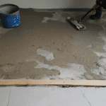 Jak skutecznie odnowić betonową podłogę w domu?