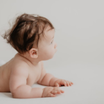 Dolne jedynki u niemowlaka: Przewodnik i zdjęcia pokazujące jak wyglądają dziąsła podczas ząbkowania
