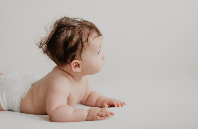 Dolne jedynki u niemowlaka: Przewodnik i zdjęcia pokazujące jak wyglądają dziąsła podczas ząbkowania