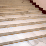 Jakie są zalety schodów wewnętrznych wykonanych z marmuru?