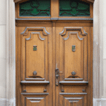 Jak wybrać najlepsze drewniane drzwi do domu w Krakowie?
